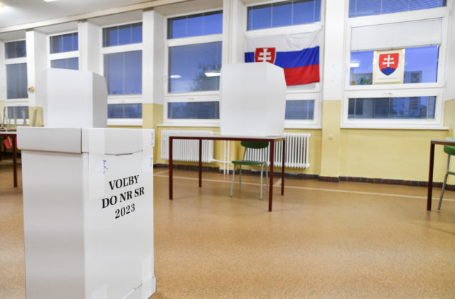 Volič poškodil urnu na nepoužité hlasovacie lístky, z volebnej miestnosti ho vyviedla polícia