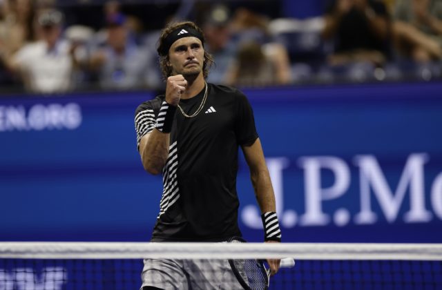 Divák počas osemfinálového zápasu US Open citoval Hitlera, Zverev napriek incidentu porazil Sinnera (video)