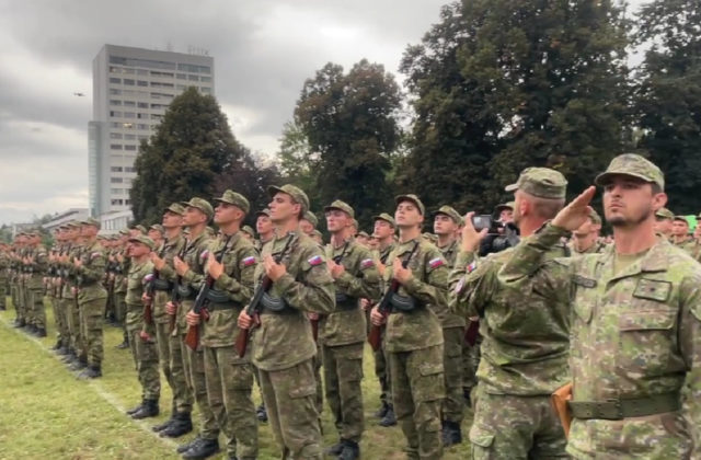 Vojenskú prísahu zložilo takmer 400 nových vojakov, slávnostný nástup sa po dlhom čase konal na verejnosti (video)