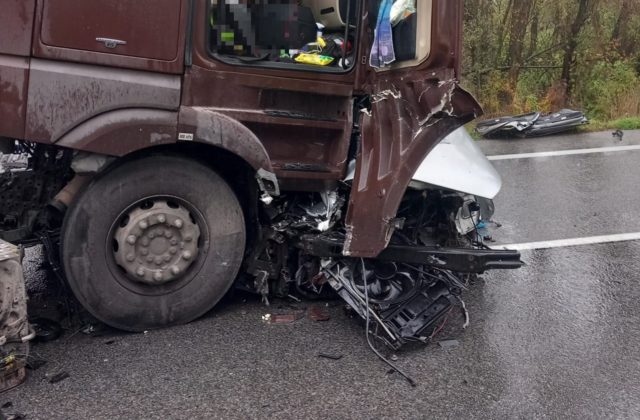 Vodič osobného auta neprežil zrážku s kamiónom v Rožňave, pri predbiehaní dostal šmyk