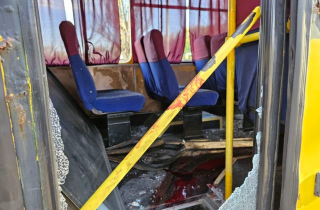 Ruská paľba zasiahla v Chersone linkový autobus, zranených je sedem ľudí (foto)