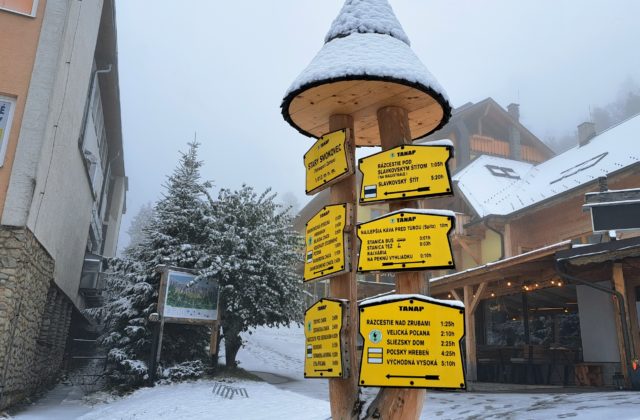 Štíty Tatier pokryl sneh, pohyb v horskom teréne pre vietor neodporúčajú (video+foto)