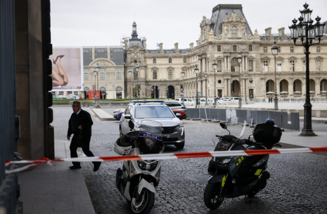 Múzeum Louvre v Paríži museli pre hrozbu evakuovať, vláda aj po útoku v škole zvýšila teroristickú pohotovosť