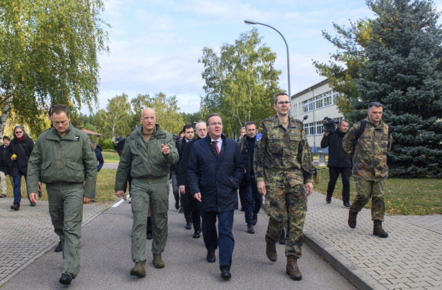 Európe môže hroziť vojna. Nemecko chce byť pripravené, vyhlásil minister obrany