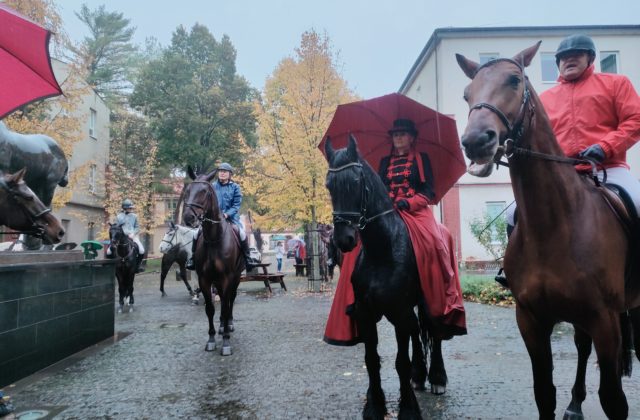 Tradičnej Hubertovej jazde v Košiciach tento rok neprialo počasie (foto)