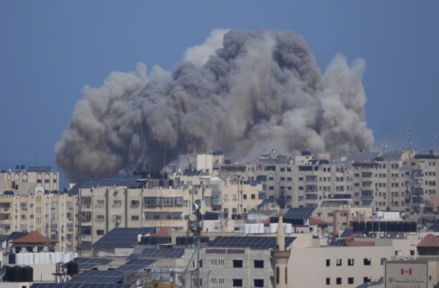 Izrael nariadil evakuáciu severu Pásma Gazy, po útoku Hamasu zhodil približne šesťtisíc bômb