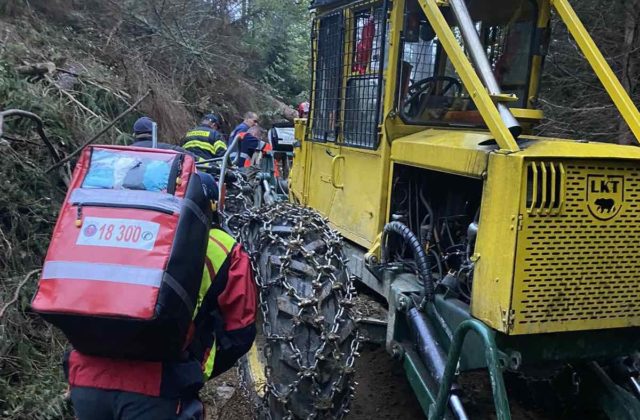 Lesného robotníka privalil pri Zázrivej traktor, pomáhali aj horskí záchranári (foto)