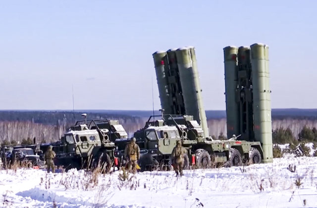 Rusi presúvajú na Ukrajinu systémy protivzdušnej obrany z Kaliningradu, tvrdia Briti