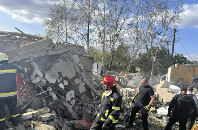 Rusi zasiahli obchod s potravinami v Kupiansku, zomrelo najmenej 51 ľudí a Zelenskyj hovorí o teroristickom útoku (video+foto)