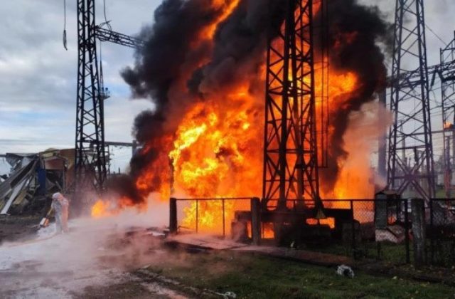 Ukrajinská tepelná elektráreň sa opäť stala terčom ruského útoku, budova bola vážne poškodená