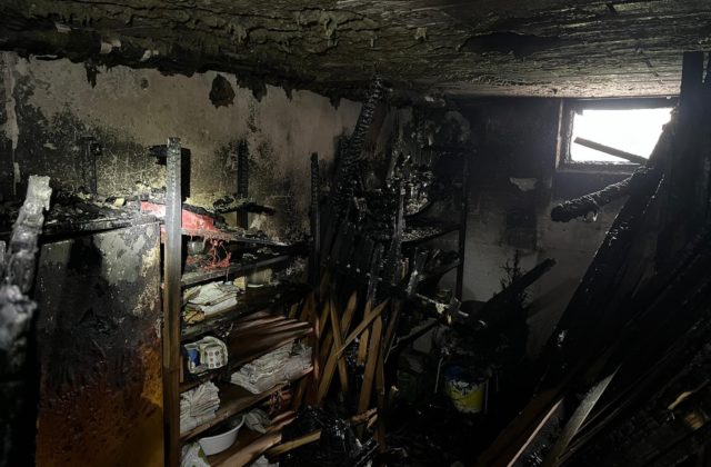Trnavská polícia vyšetruje nočný požiar bytového domu v Skalici, niekto ho založil úmyselne (foto)