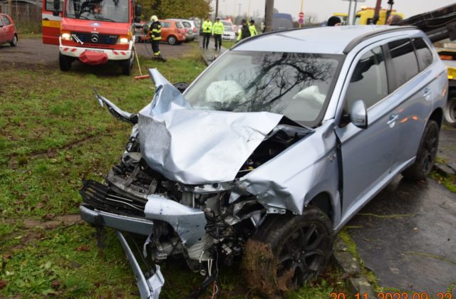 Zrážku dvoch áut v Trebišove neprežil jeden z vodičov, po náraze skončili obe autá mimo cesty (foto)