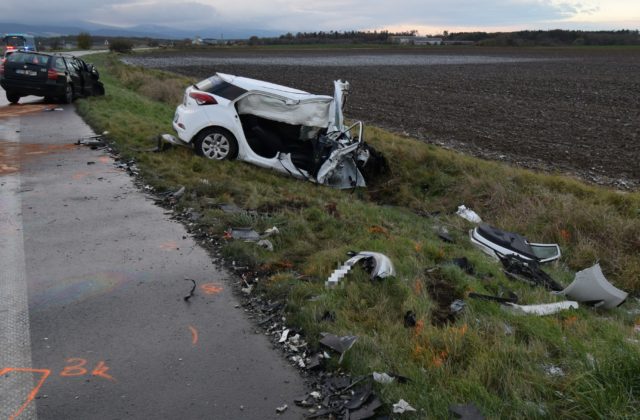 Čelnú zrážku dvoch áut neprežil zákazník z taxíka, nehoda sa stala medzi Senicou a Jablonicou (foto)
