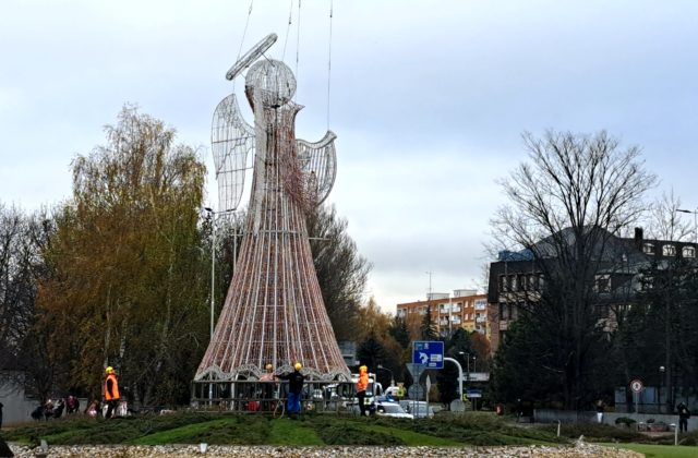 Mesto Poprad už zdobí 13-metrový anjel, priviezol ho vrtuľník (video+foto)