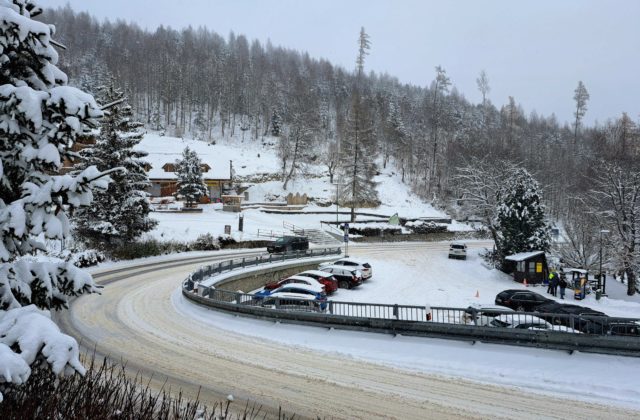 Sledované diaľničné úseky a rýchlostné cesty sú zjazdné, povrch vozoviek je suchý až mokrý