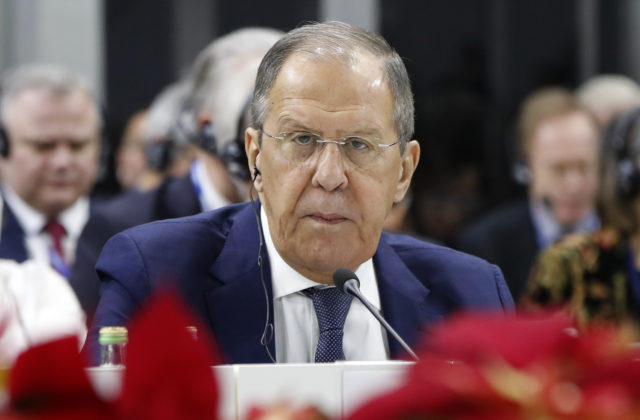 Západ proti Moskve vedie „hybridnú vojnu“, tvrdí Lavrov a Rusko sa vraj vďaka konfliktu stalo silnejším