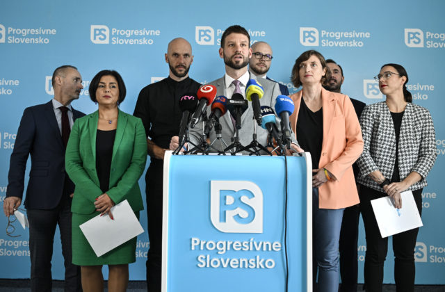 Progresívci vyzývajú lídrov koalície, aby obnovili vojenskú pomoc Ukrajine a prestali hazardovať s bezpečnosťou Slovenska