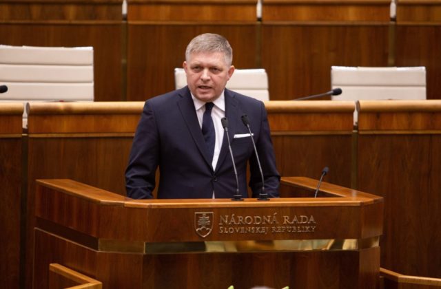 Fico žiada opozíciu, aby nerobila zo Slovákov rukojemníkov a Lipšic sa nemá zahrávať s ohňom (video)