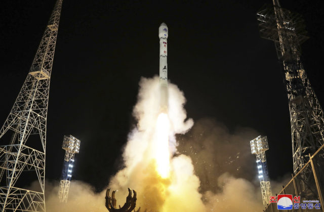 KĽDR hlási úspešné vypustenie špionážneho satelitu, Južná Kórea reaguje pozastavením dohody o znížení napätia (foto)
