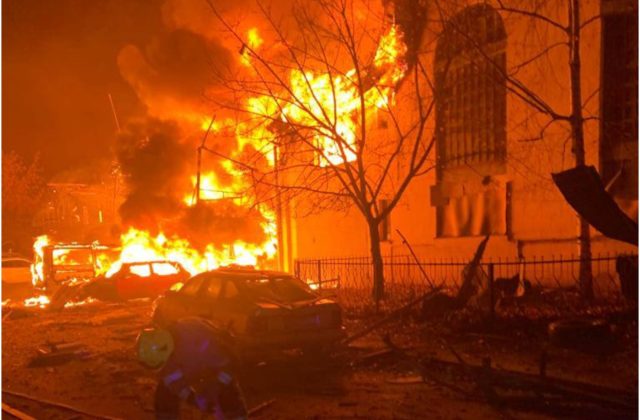 Ruská armáda zaútočila dronmi na mesto Charkov, zasiahli školu a spôsobili rozsiahle požiare (video+foto)