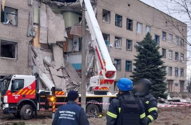 Rusi zasiahli nemocnicu a baňu v Doneckej oblasti, zomreli dvaja ľudia a ďalších osem utrpelo zranenia