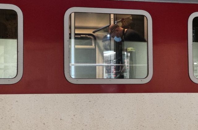 Muž pobodal vo vlaku 22-ročnú ženu a chcel ujsť, zadržali ho ďalší cestujúci (foto)