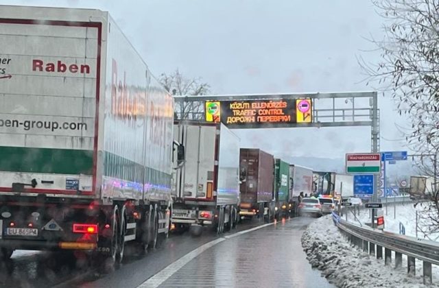 Na hraničných priechodoch Záhon a Slovenské Nové Mesto sa pre obmedzenia na maďarskej strane tvoria kolóny kamiónov