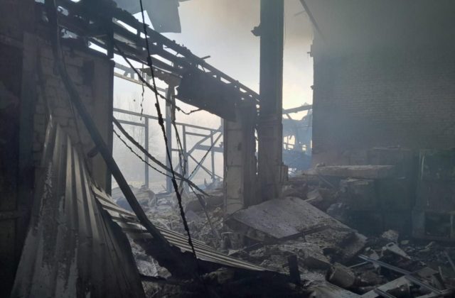 Ruský útok zničil v Chersone sklad s humanitárnou pomocou (foto)