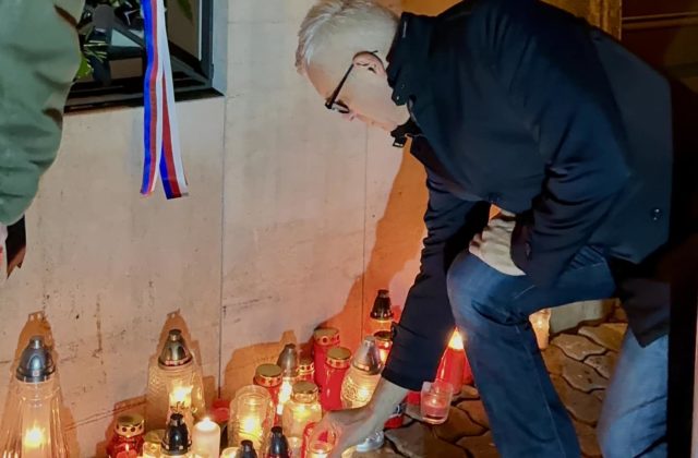 Obete tragickej streľby v Prahe si uctil aj Ivan Korčok, zapálil sviečku pred Veľvyslanectvom Českej republiky v Bratislave