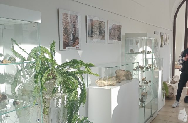 Prírodovedná expozícia Vihorlatského múzea prešla modernizáciou, obsahuje nové exponáty minerálov a hornín