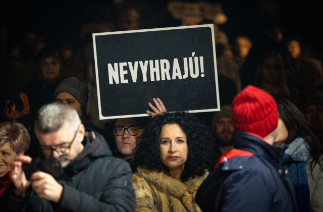 Na opozičnom proteste pred parlamentom sa zišli desiatky ľudí, Matovič vystúpil s príhovorom (video+foto)