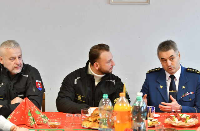 Minister Šutaj Eštok na Štedrý deň navštívil službukonajúcich policajtov a hasičov, odniesol si aj suveníry (video+foto)