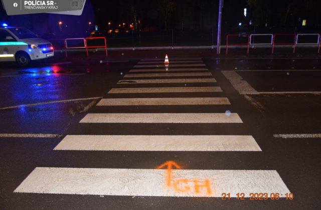 Dôchodkyňu v Dubnici nad Váhom zrazilo na priechode pre chodcov neznáme vozidlo, polícia hľadá svedkov nehody (foto)