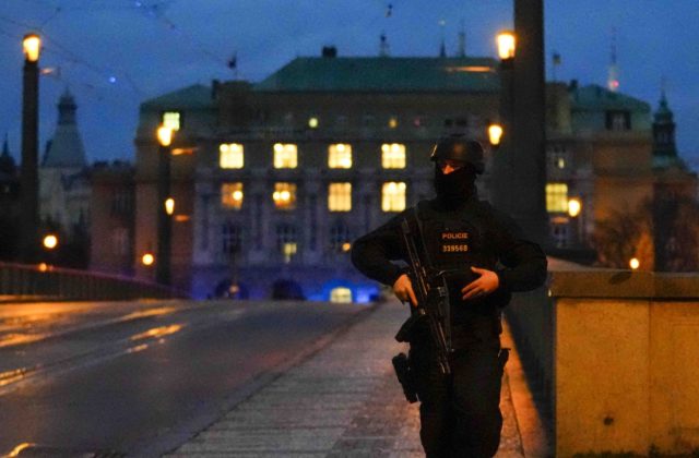 Streľba v Prahe: Polícia ukázala video zo zásahu, na mieste bola do piatich minút a známa je aj totožnosť obetí (video)
