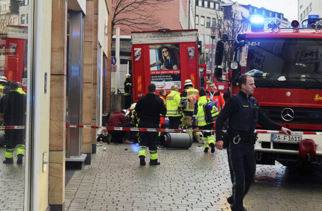Po náraze kamióna do skupiny ľudí v centre nemeckého mesta Passau zomreli dvaja ľudia