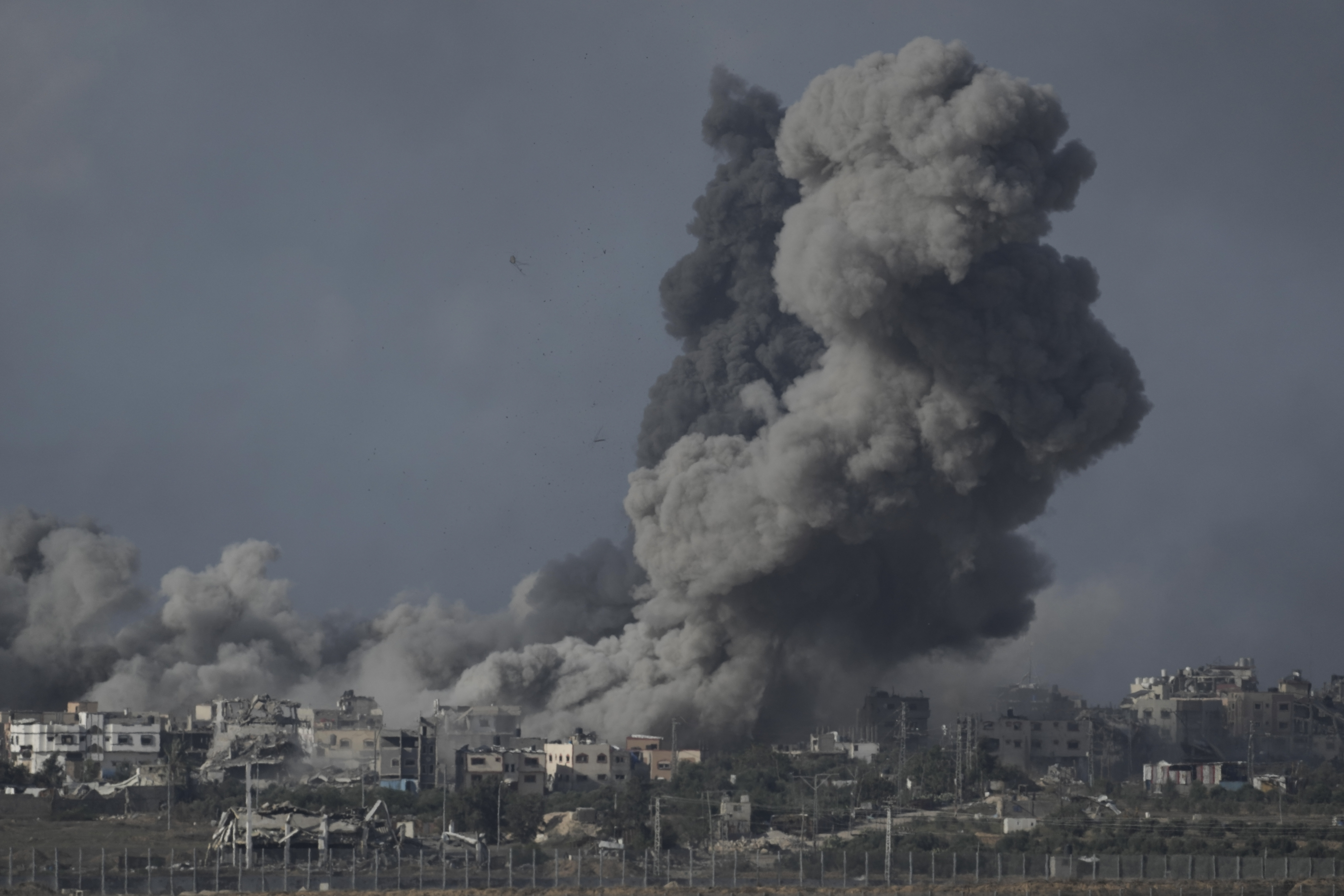 Izrael pokračoval v bombardovaní Pásma Gazy po tom, ako USA vetovali rezolúciu OSN o okamžitom prímerí