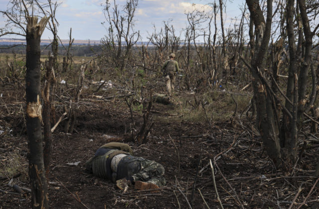 Rusko prišlo na Ukrajine o ďalších viac ako tisíc vojakov, stratilo aj 16 tankov