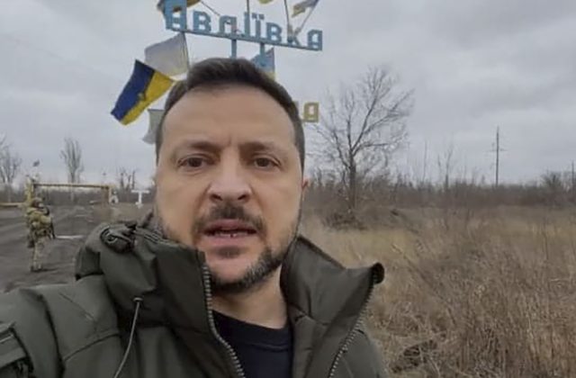 Volodymyr Zelenskyj navštívil frontovú líniu, v Avdijivke vyznamenal ukrajinských vojakov