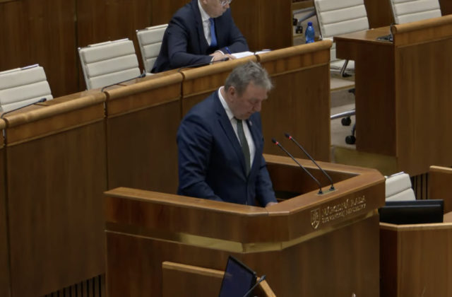 Poslanci rokujú o návrhu štátneho rozpočtu, Sulík možno navarí aj kapustnicu (video)