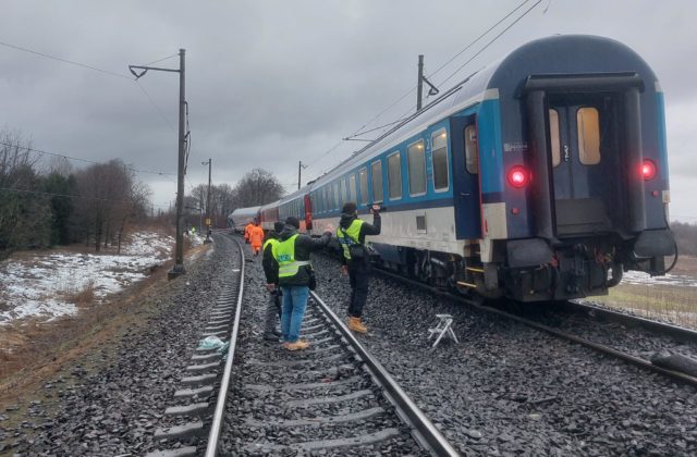 Zrážku vlaku IC 546 s nákladiakom neprežil rušňovodič, viacero cestujúcich je zranených (foto)