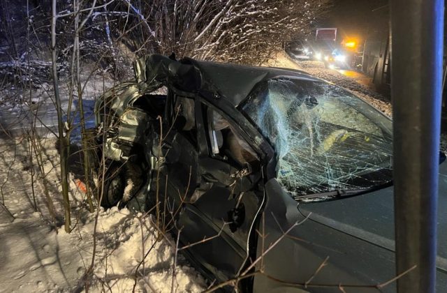 Na Orave sa zrazil autobus s osobným autom. 19-ročný vodič zraneniam podľahol (foto)