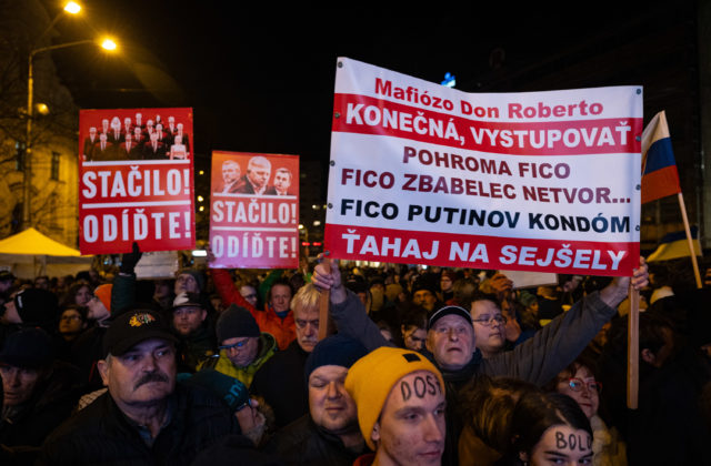 Protivládne protesty sa rozšírili, v Bratislave prišlo asi 27-tisíc ľudí a Fica posielali do Ruska či do basy (video+foto)