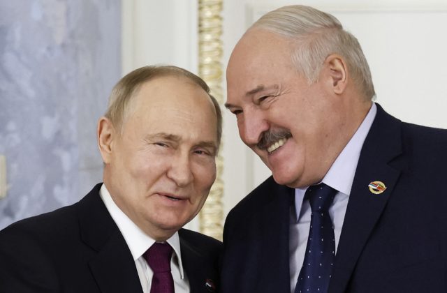 Putin a Lukašenko sa stretli v Petrohrade, aby prediskutovali spôsoby rozšírenia ich spojenectva