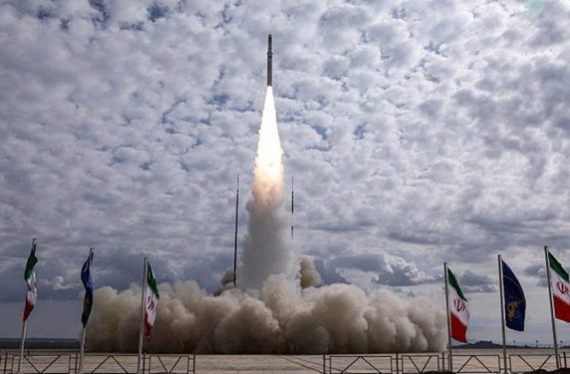 Irán vypustil do vesmíru tri satelity, ktoré sú súčasťou Západom kritizovaného programu. Pokúša sa o zlepšenie balistických striel