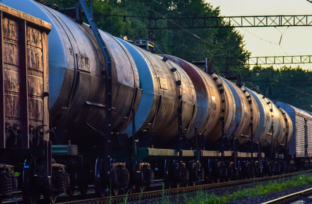 Železničná polícia rieši nezvyčajnú krádež, z cisternových vagónov páchateľ odcudzil viac ako štyri tony pohonných hmôt
