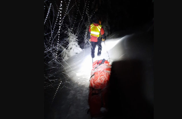 Horskí záchranári išli na pomoc sánkarovi, ktorý narazil do prekážky (foto)