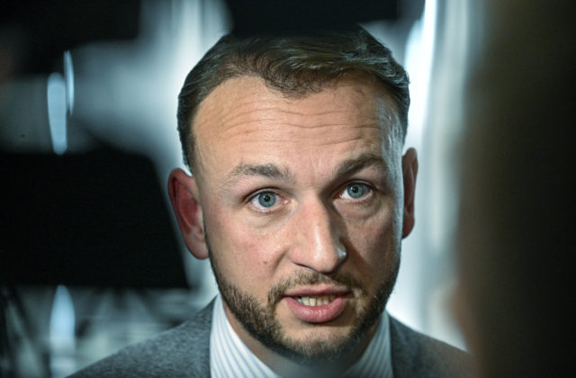 Minister Šutaj Eštok kontroverzne vystupoval v relácii Na telo. Neprišiel odpovedať na otázky moderátora, ale povedať to, čo chce