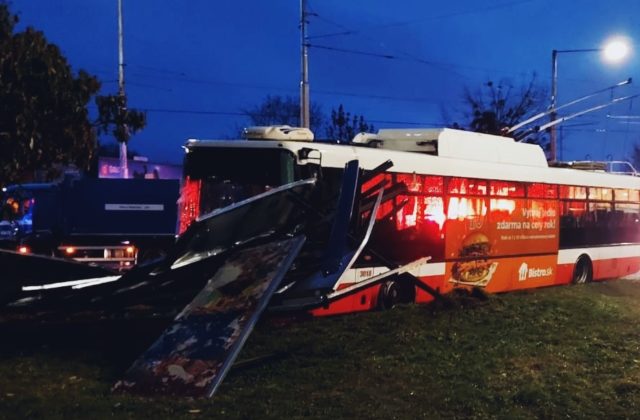 V Banskej Bystrici sa trolejbus zrazil so smetiarmi a skončil mimo cesty (foto)