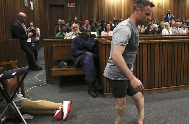 Paralympionik Pistorius sa dostal na slobodu skôr, za vraždu priateľky si odsedel deväť rokov