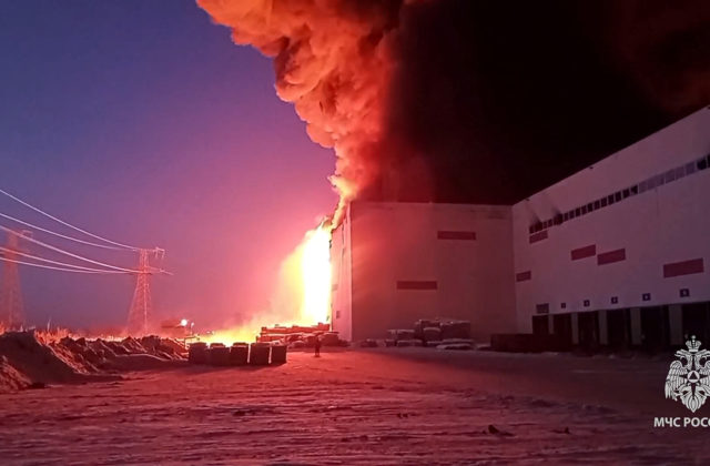 Sklad najväčšieho ruského online predajcu pri Petrohrade zničil požiar (video+foto)